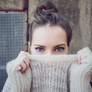 Ciepły sweter – poradnik zakupowy. Skład, modne fasony i kolory